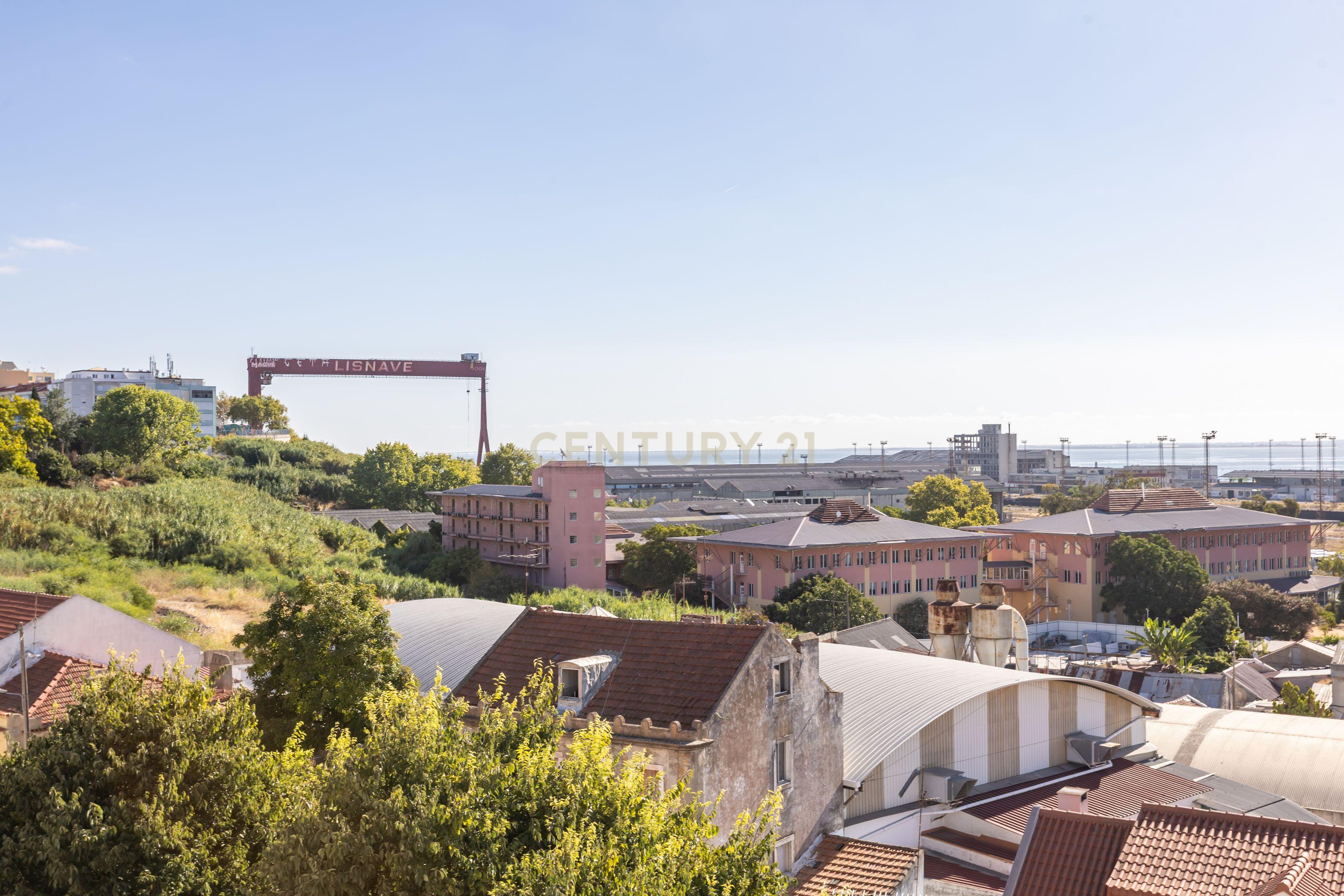 Fotografia 12 de Apartamento T3 em Almada com Excelente Localização