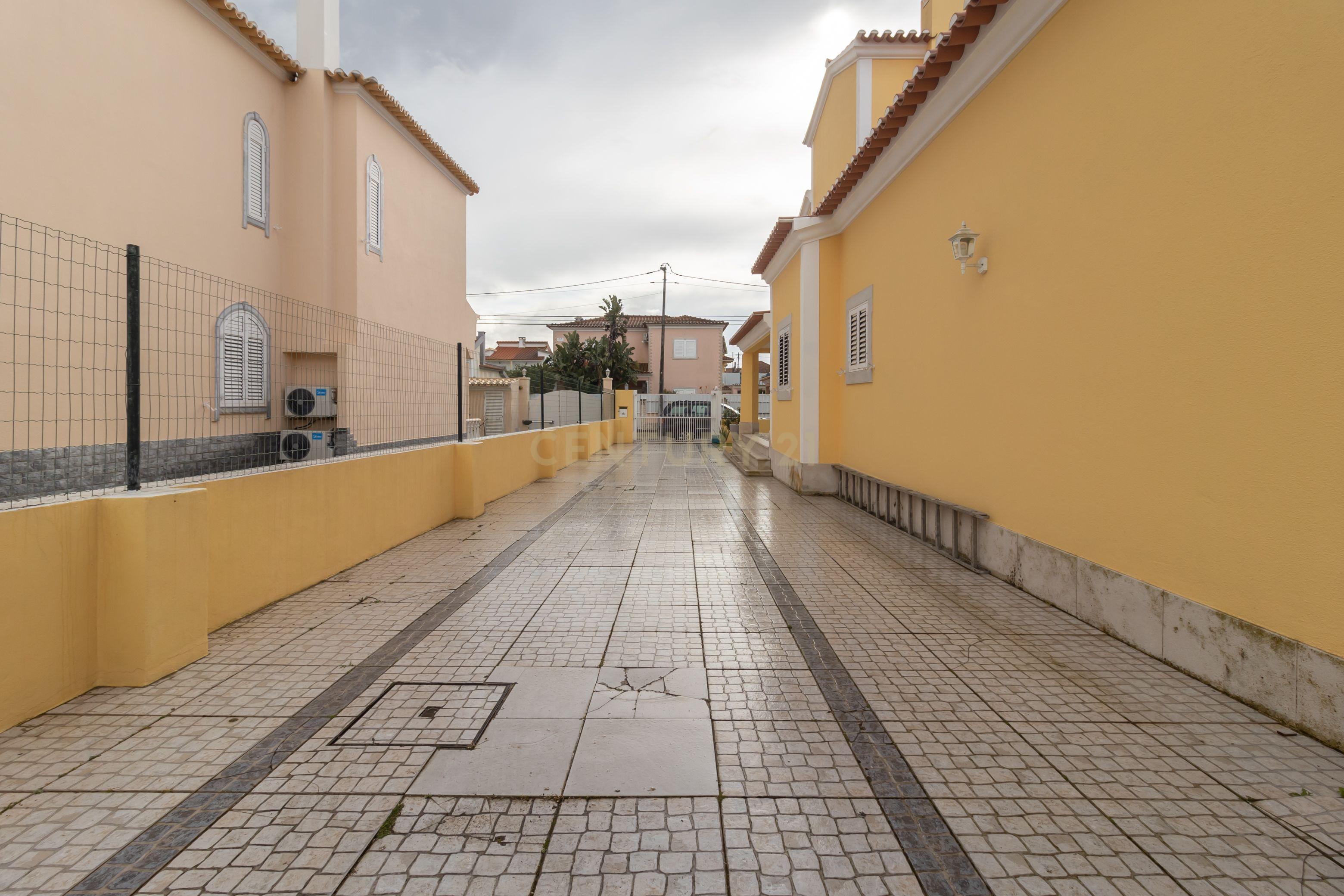 Moradia em Fernão Ferro com Piscina - Image 6