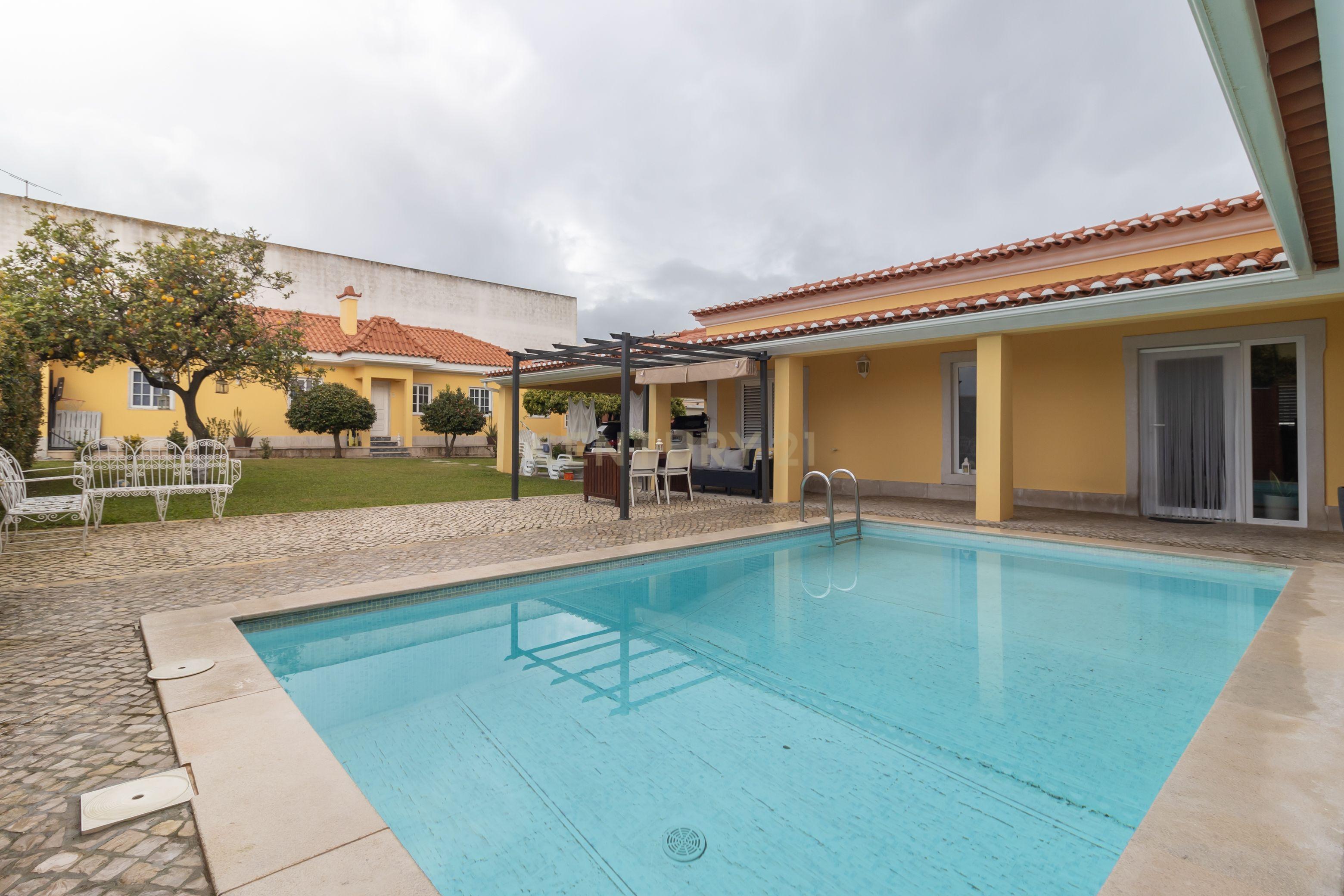Moradia em Fernão Ferro com Piscina - Image 3