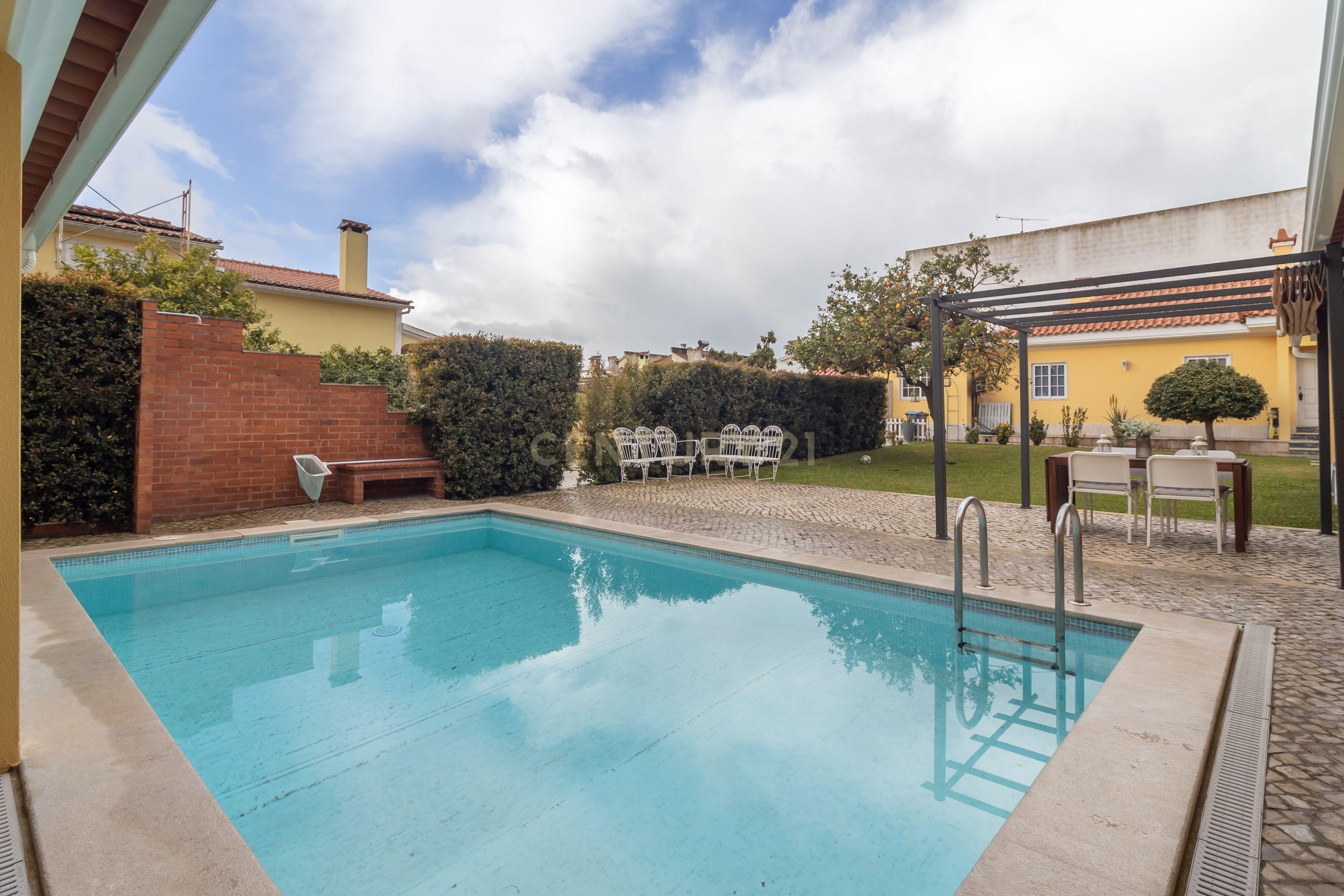 Moradia em Fernão Ferro com Piscina - Image 17