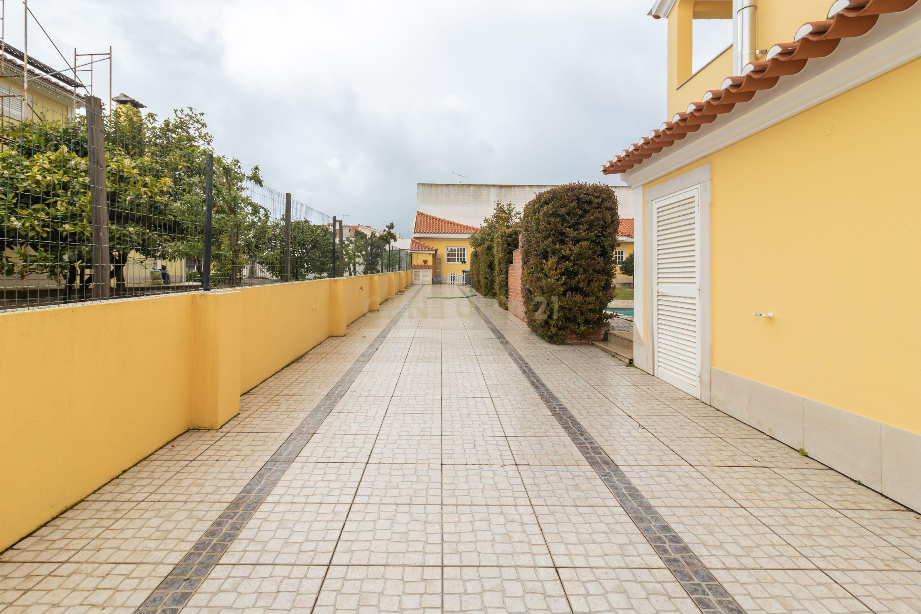 Moradia em Fernão Ferro com Piscina - Image 19