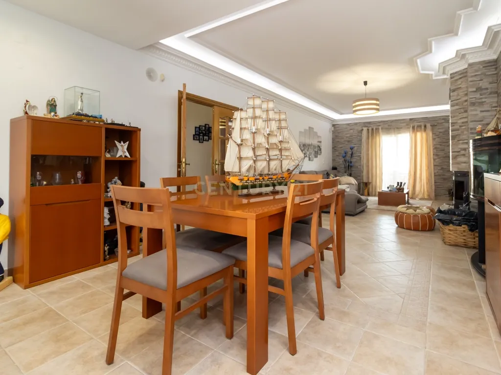Moradia geminada T5 com piscina inserida num lote de 400m2 - Image 9