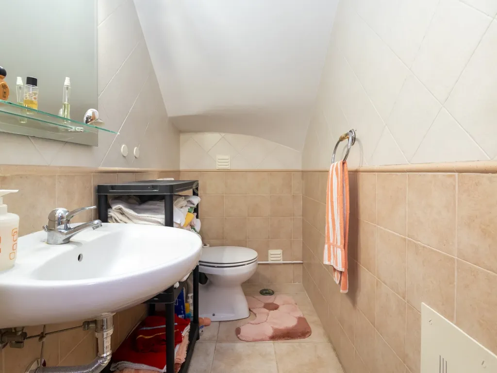 Moradia geminada T5 com piscina inserida num lote de 400m2 - Image 14