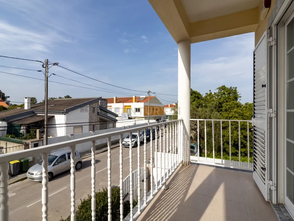 Moradia geminada T5 com piscina inserida num lote de 400m2 - Image 28