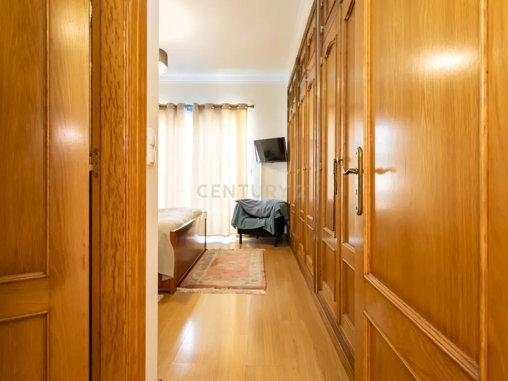 Moradia geminada T5 com piscina inserida num lote de 400m2 - Image 18