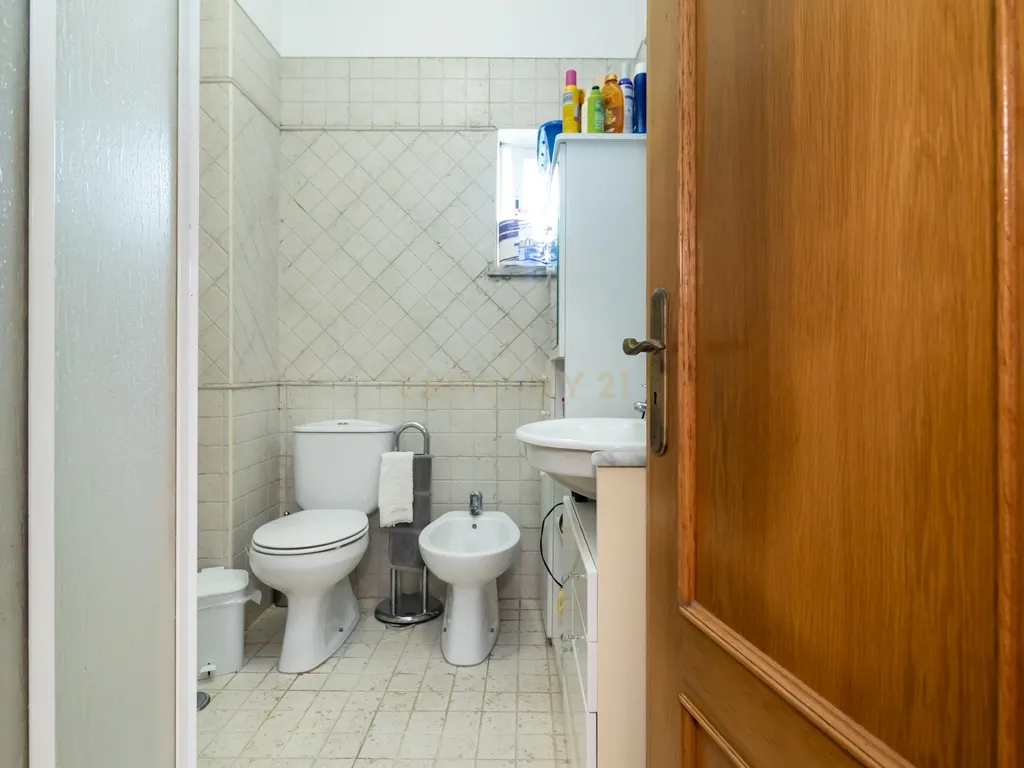 Moradia geminada T5 com piscina inserida num lote de 400m2 - Image 20