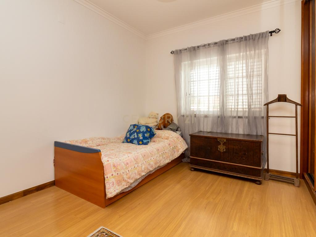 Moradia  geminada T5 com piscina inserida num lote de 400m2 - Image 23