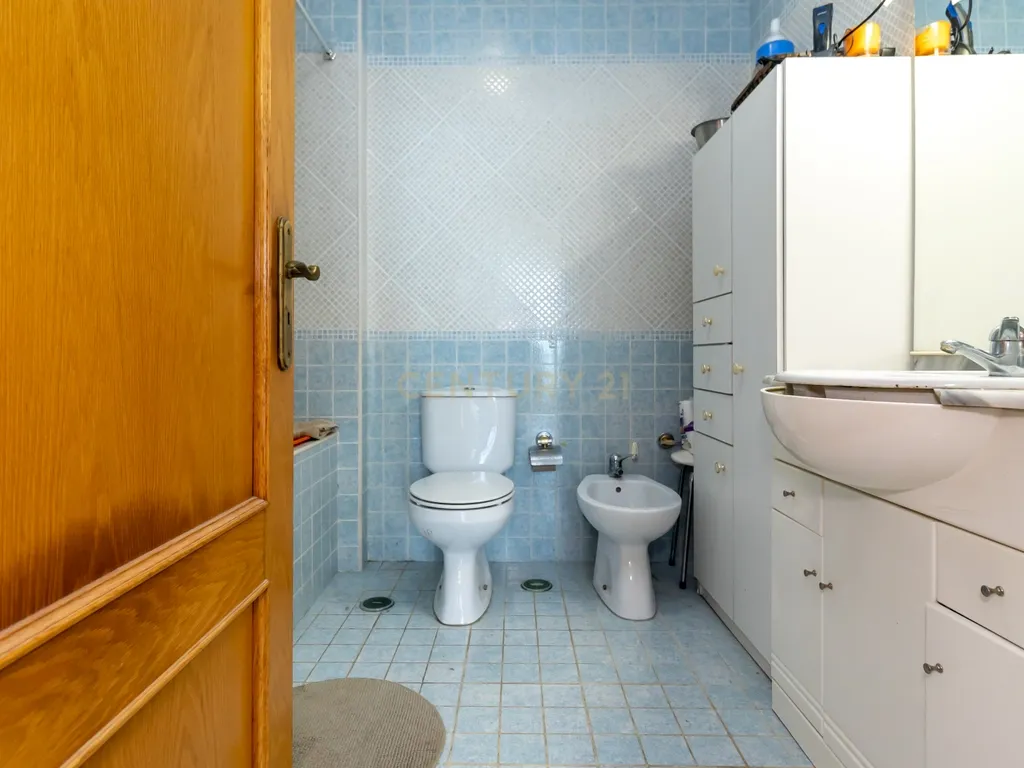 Moradia geminada T5 com piscina inserida num lote de 400m2 - Image 26