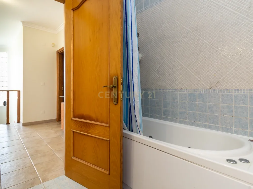 Moradia geminada T5 com piscina inserida num lote de 400m2 - Image 27