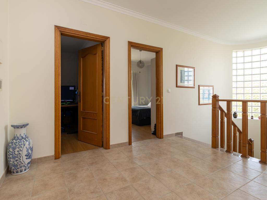 Moradia  geminada T5 com piscina inserida num lote de 400m2 - Image 16