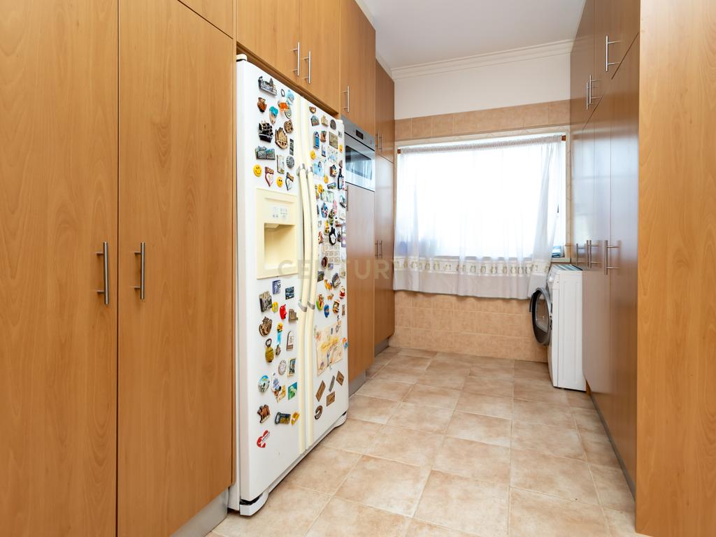 Moradia  geminada T5 com piscina inserida num lote de 400m2 - Image 8