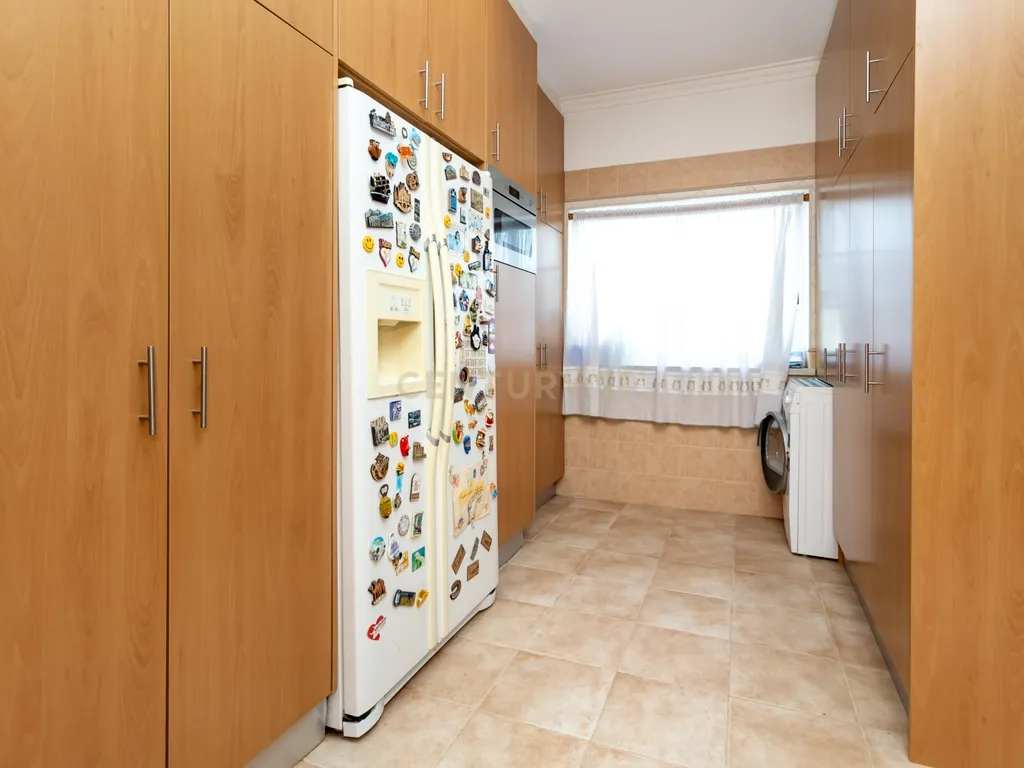 Moradia geminada T5 com piscina inserida num lote de 400m2 - Image 8