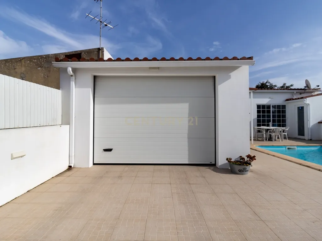 Moradia geminada T5 com piscina inserida num lote de 400m2 - Image 29