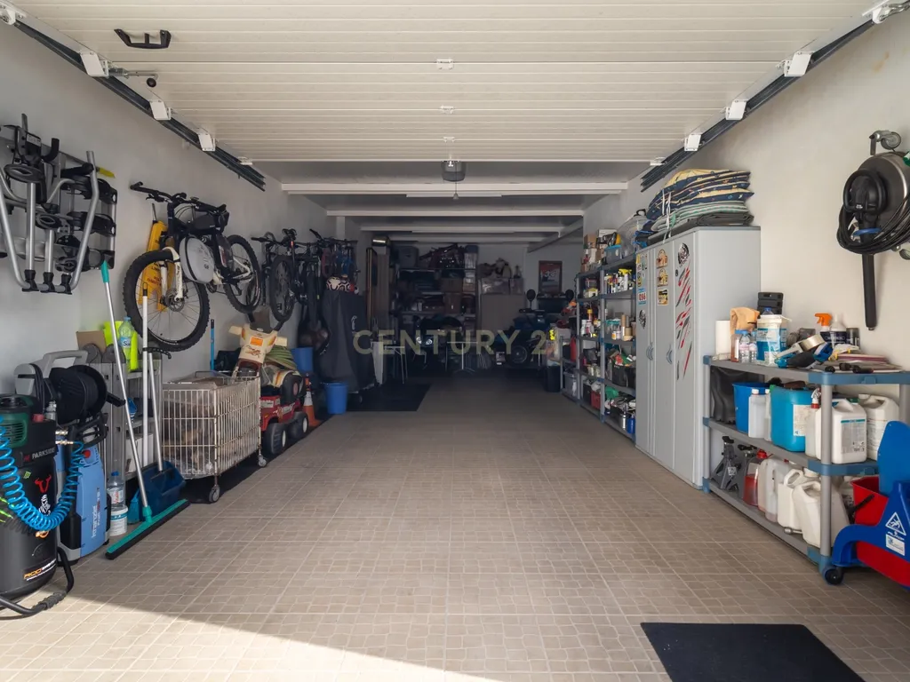 Moradia geminada T5 com piscina inserida num lote de 400m2 - Image 30