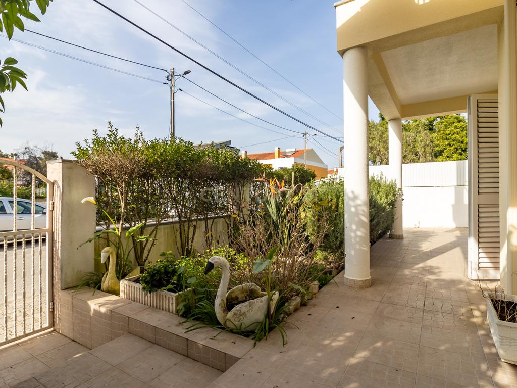 Moradia  geminada T5 com piscina inserida num lote de 400m2 - Image 40