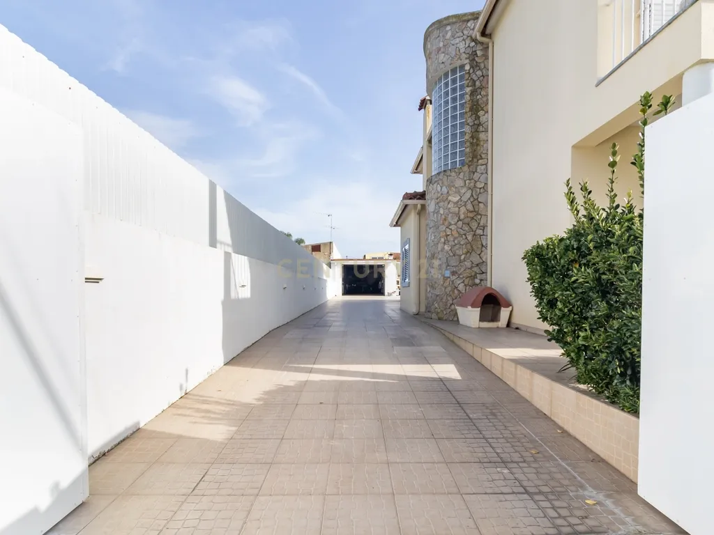 Moradia geminada T5 com piscina inserida num lote de 400m2 - Image 35