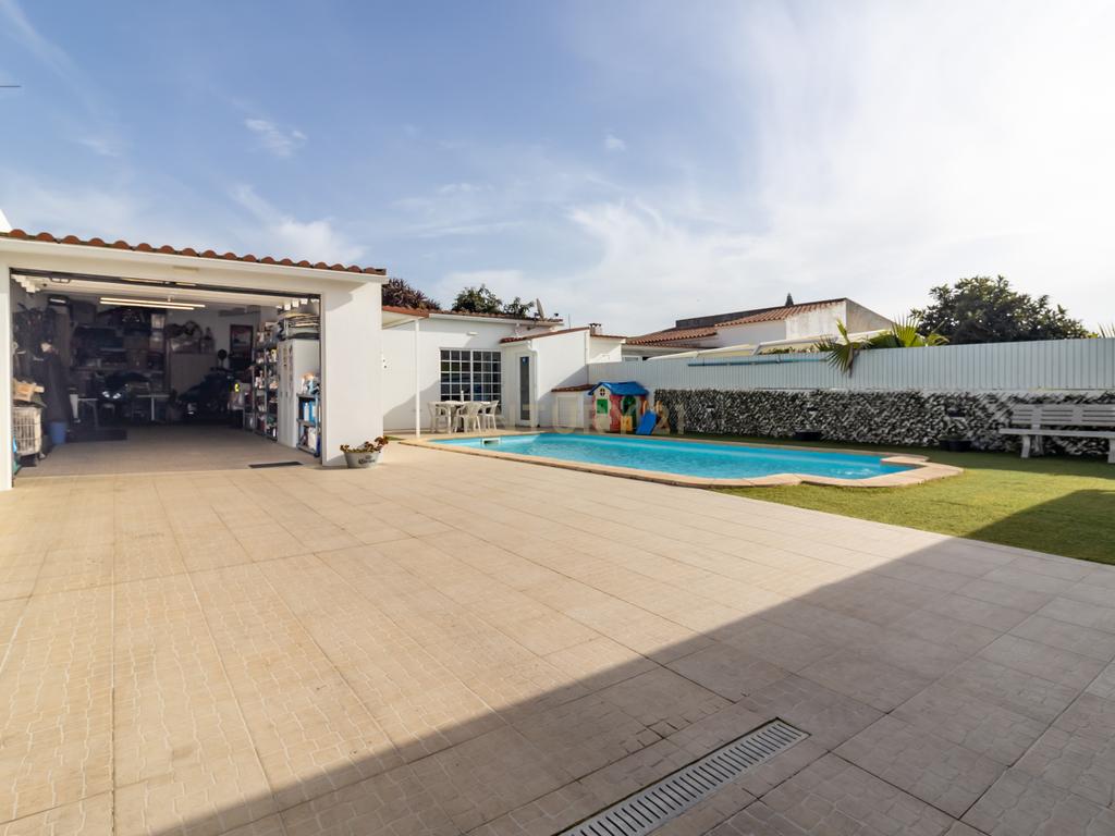 Moradia  geminada T5 com piscina inserida num lote de 400m2 - Image 33