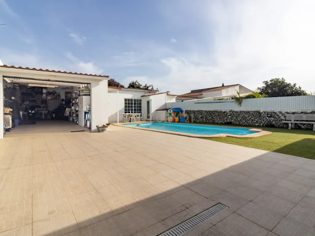 Moradia geminada T5 com piscina inserida num lote de 400m2 - Image 33