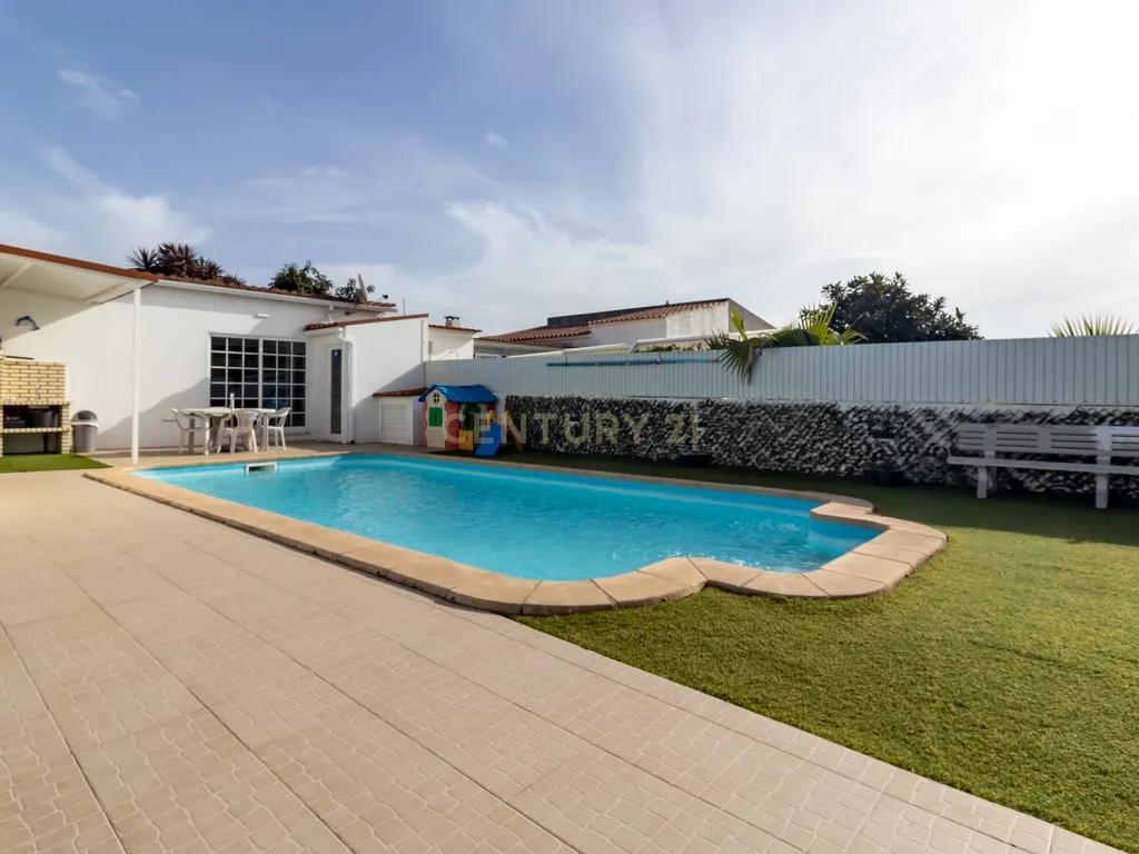 Moradia geminada T5 com piscina inserida num lote de 400m2 - Image 1