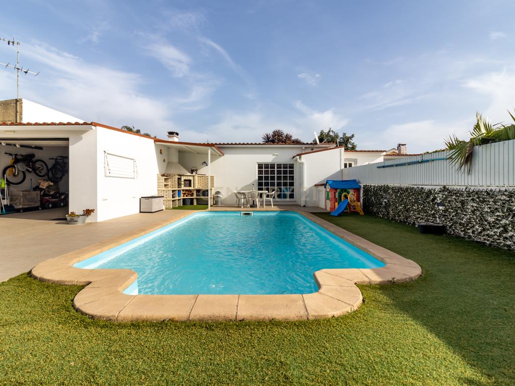 Moradia  geminada T5 com piscina inserida num lote de 400m2 - Image 36