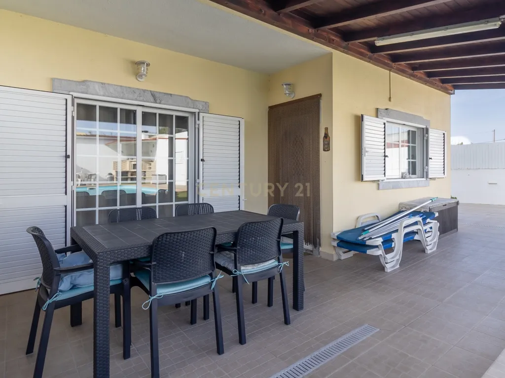 Moradia geminada T5 com piscina inserida num lote de 400m2 - Image 38