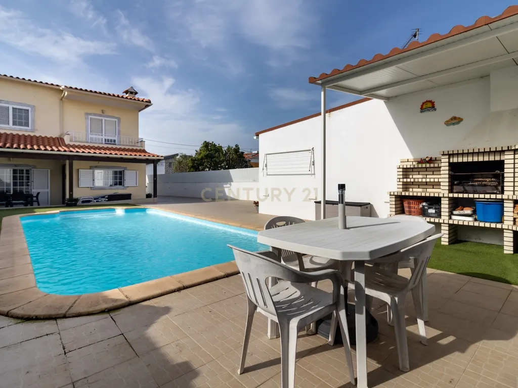 Moradia geminada T5 com piscina inserida num lote de 400m2 - Image 41