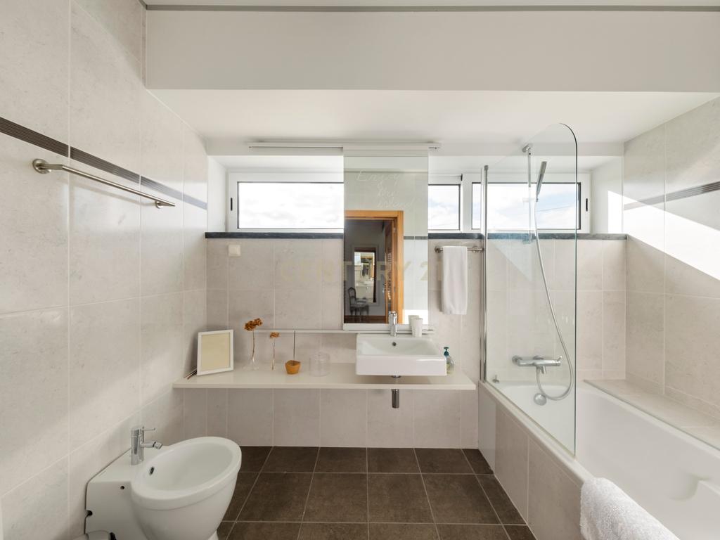 Apartamento T4 triplex com vista mar na Praia da Vitória - Image 13