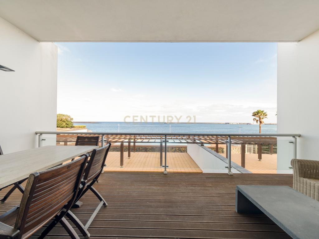 Apartamento T4 triplex com vista mar na Praia da Vitória - Image 8