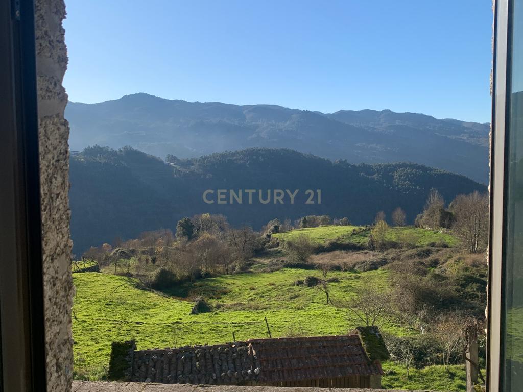Magnífica Casa em Pedra no Gerês – Um Refúgio Único na Natureza - Image 3