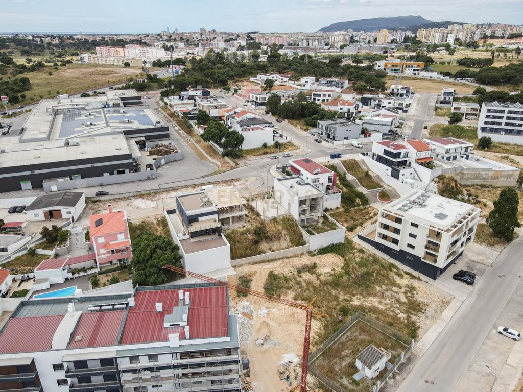 Terreno Urbano com projeto aprovado( em inicio construção)em Setúbal /Gambia. Foto Reportagem em Breve - Image 12