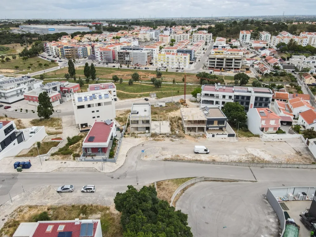 Terreno Urbano com projeto aprovado( em inicio construção)em Setúbal /Gambia. Foto Reportagem em Breve - Image 1