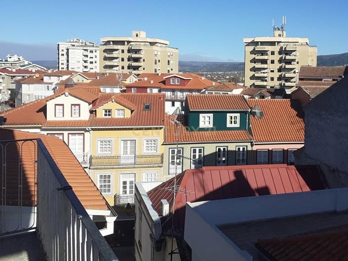 Edifício T4 em Chaves com Luz Natural e Varanda - Image 19