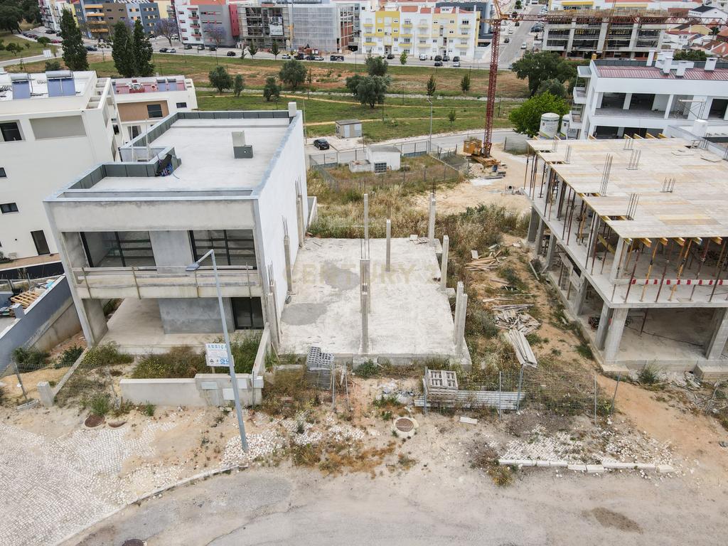 Terreno Urbano com projeto aprovado( em inicio construção)em Setúbal /Gambia. Foto Reportagem em Breve - Image 4