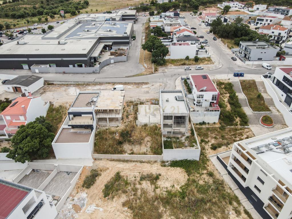 Terreno Urbano com projeto aprovado( em inicio construção)em Setúbal /Gambia. Foto Reportagem em Breve - Image 2
