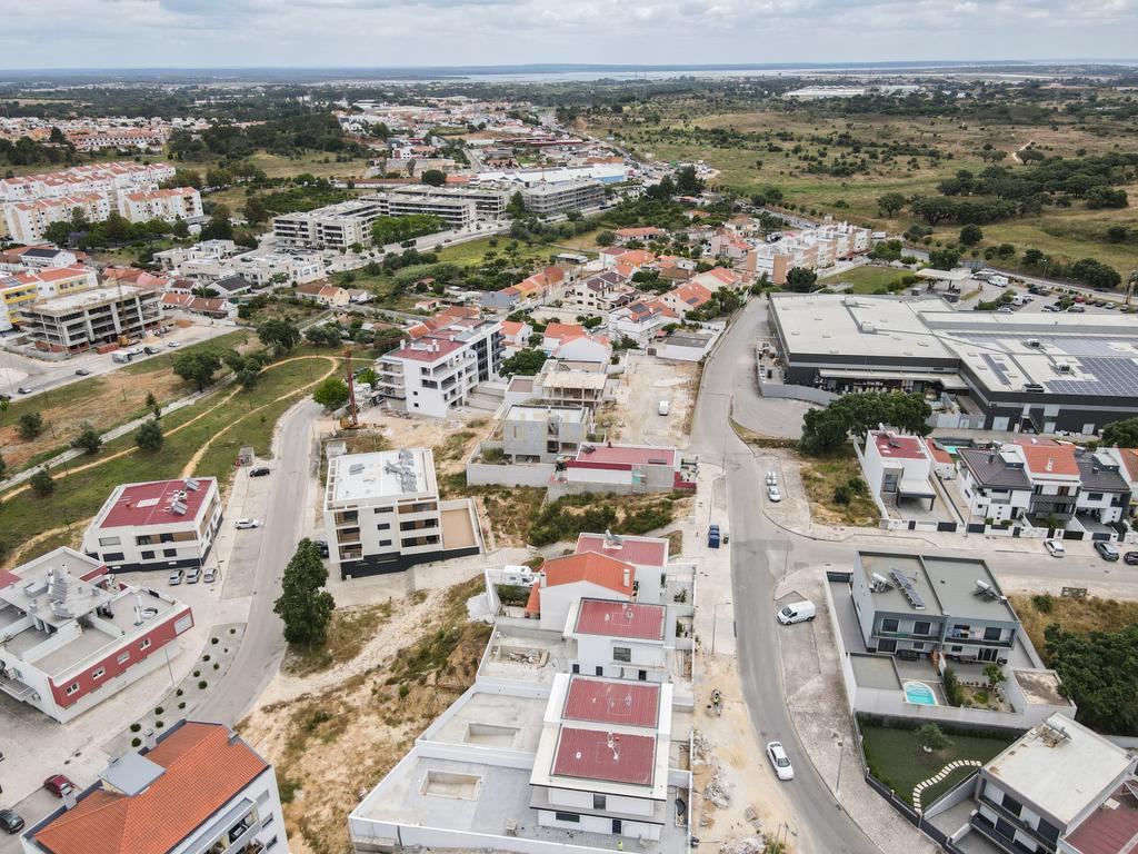 Terreno Urbano com projeto aprovado( em inicio construção)em Setúbal /Gambia. Foto Reportagem em Breve - Image 3