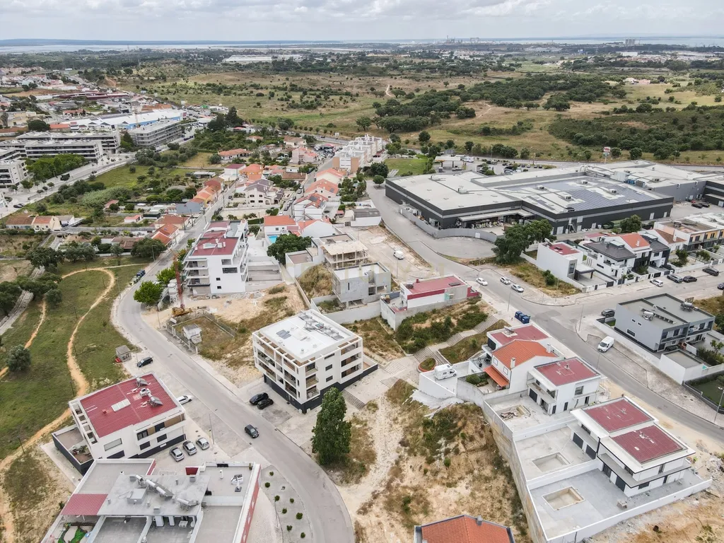 Terreno Urbano com projeto aprovado( em inicio construção)em Setúbal /Gambia. Foto Reportagem em Breve - Image 10