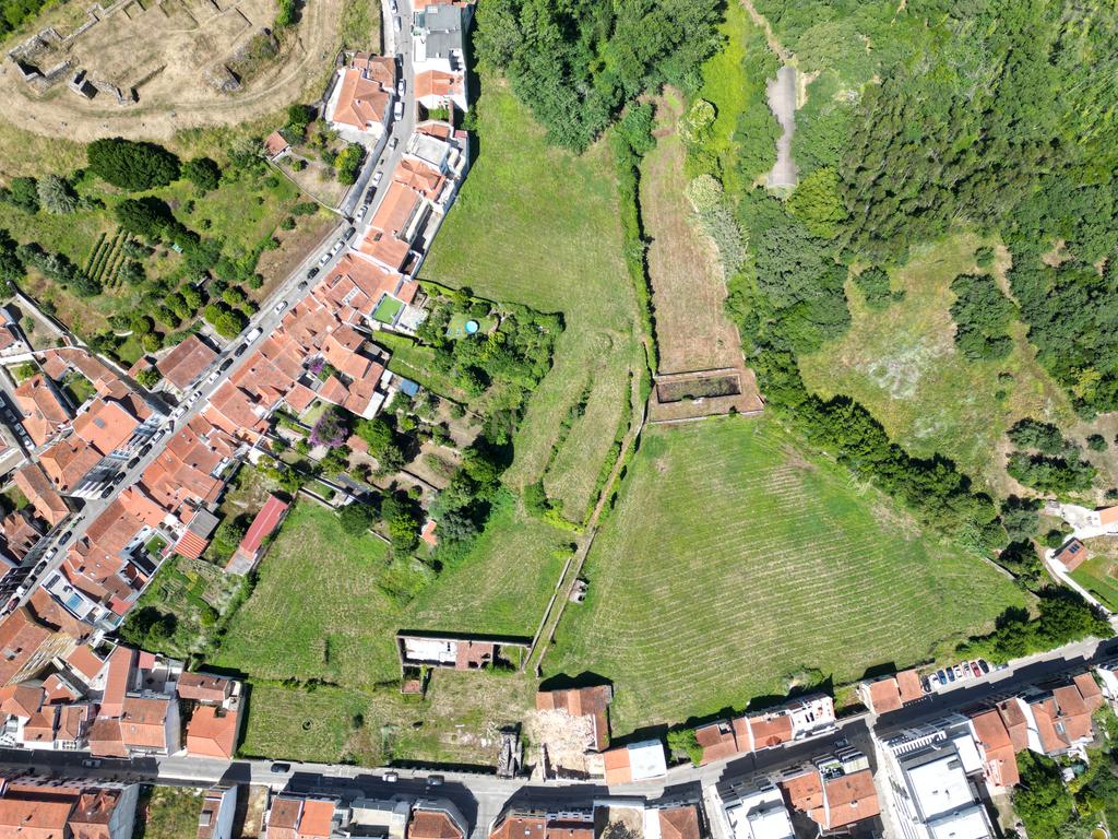 Oportunidade Única: Terreno Urbano em Alcobaça - Image 1