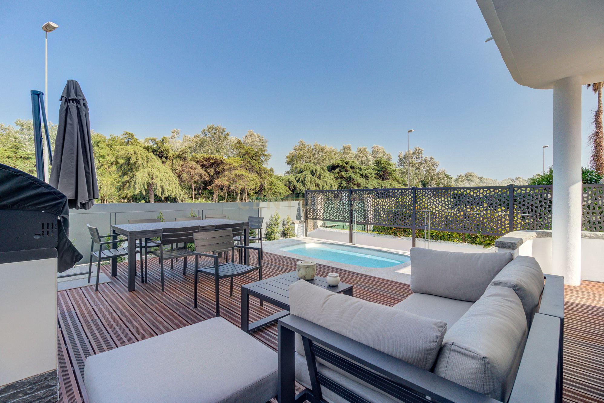 Moradia T4+1 com piscina, terraço e garagem perto da praia - Image 3