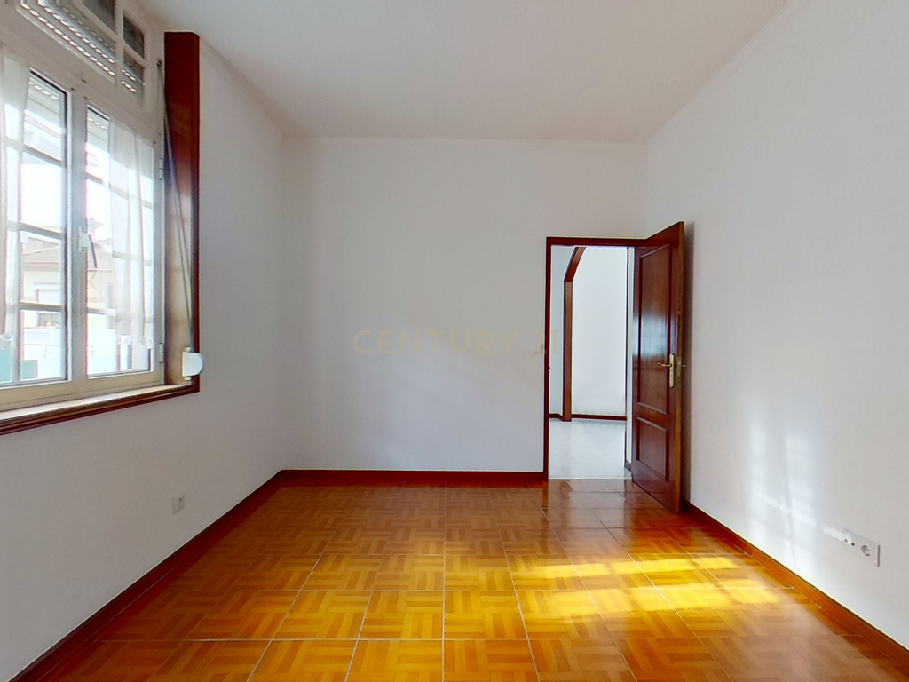 Moradia T2, Antas, à Praça Velasquez - Image 10