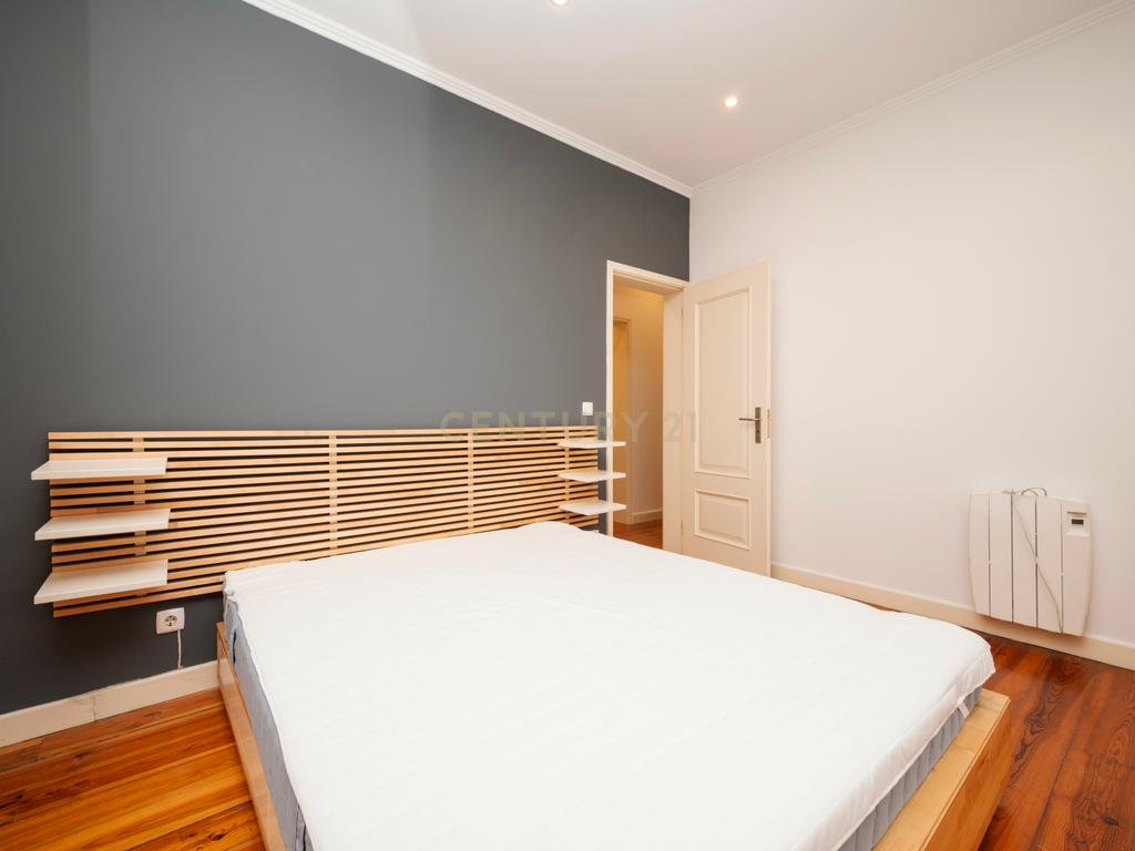 Apartamento T3 com terraço na Graça - Image 9