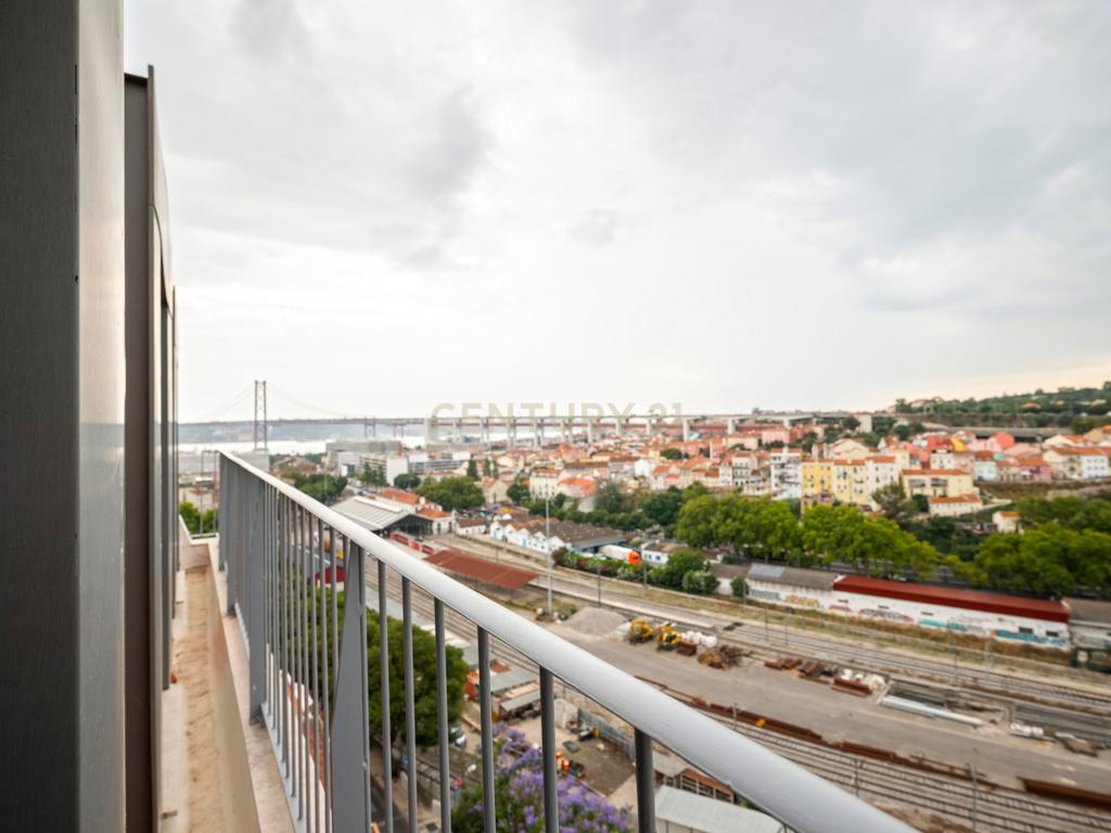 Arrenda-se apartamento T2 (111m2) na Estrela, Lisboa - Image 4