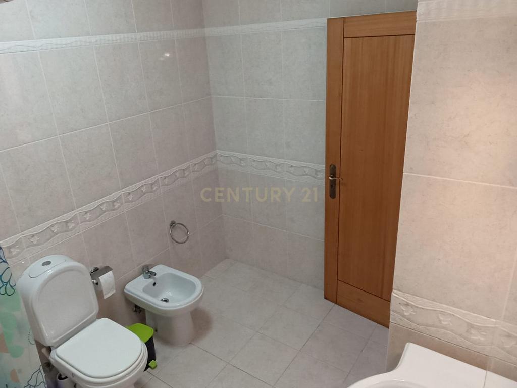 Apartamento T2 com box no centro de Peniche - Image 10