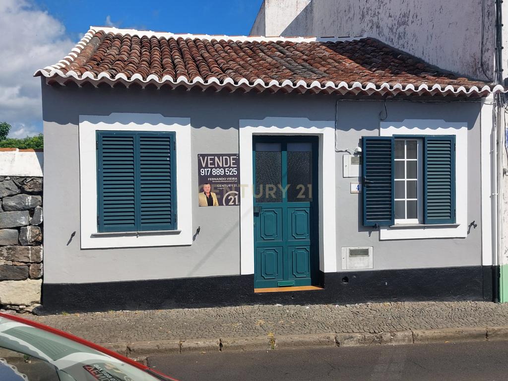 Moradia com excelente localização perto do Centro de Angra do Heroísmo - Image 1