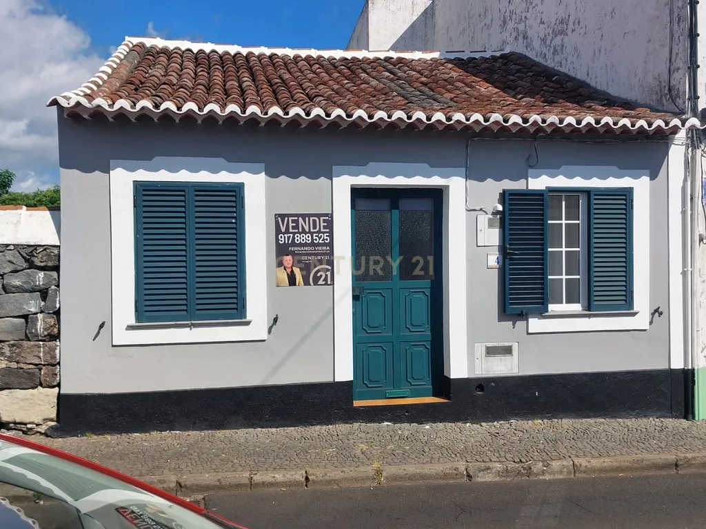 Moradia com excelente localização perto do Centro de Angra do Heroísmo - Image 1