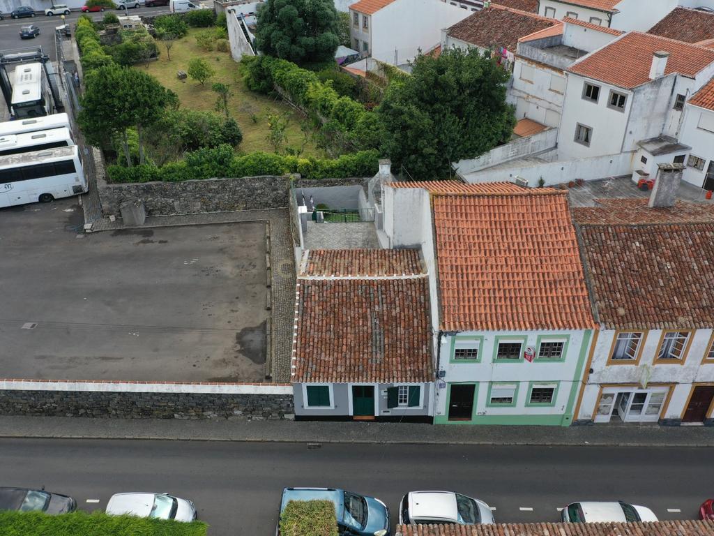 Moradia com excelente localização perto do Centro de Angra do Heroísmo - Image 4