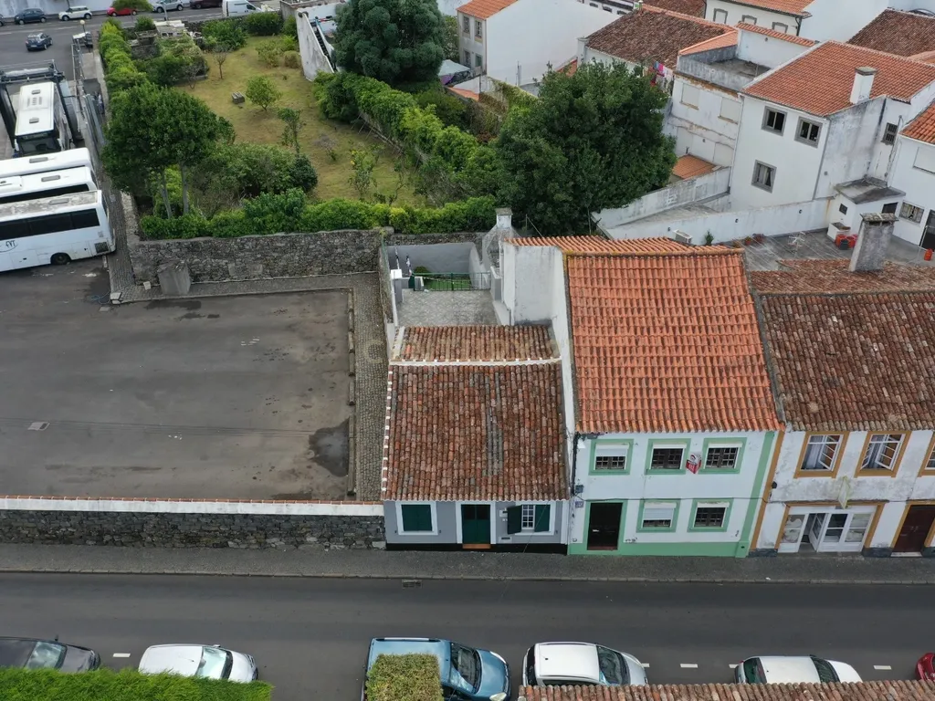 Moradia com excelente localização perto do Centro de Angra do Heroísmo - Image 4