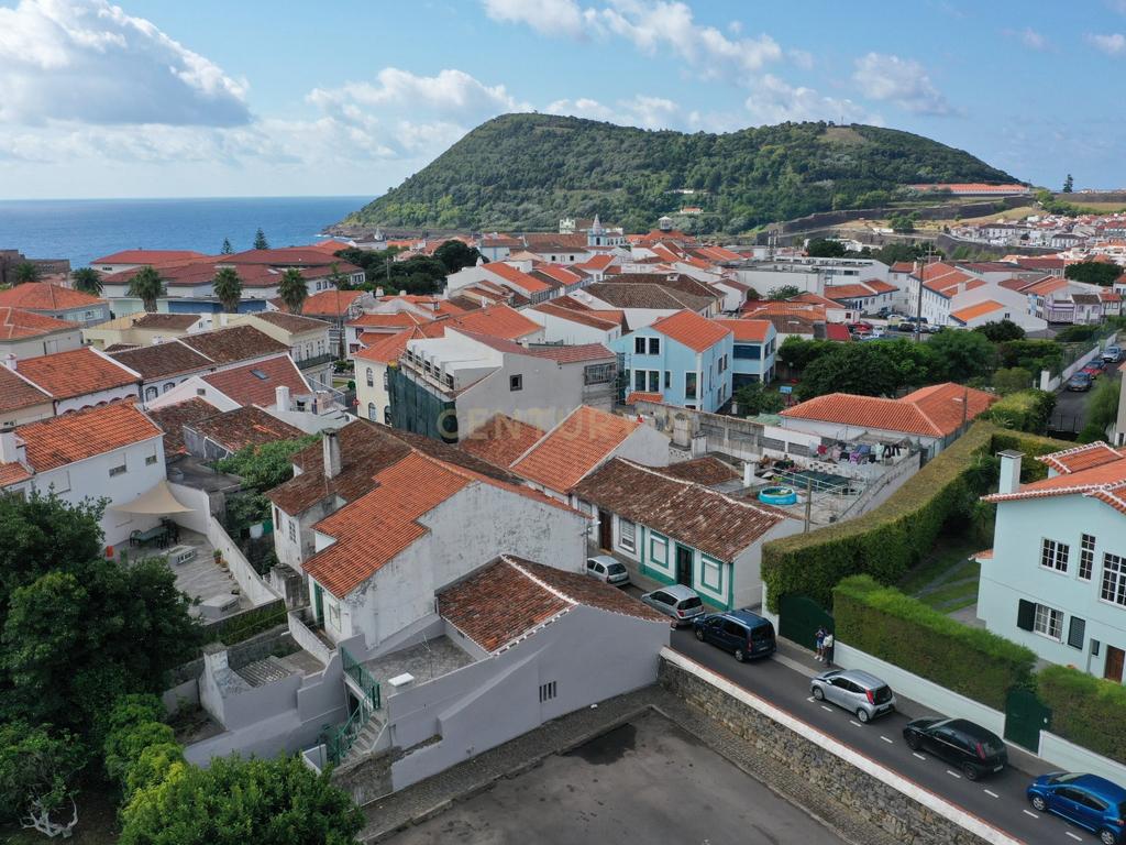 Moradia com excelente localização perto do Centro de Angra do Heroísmo - Image 2