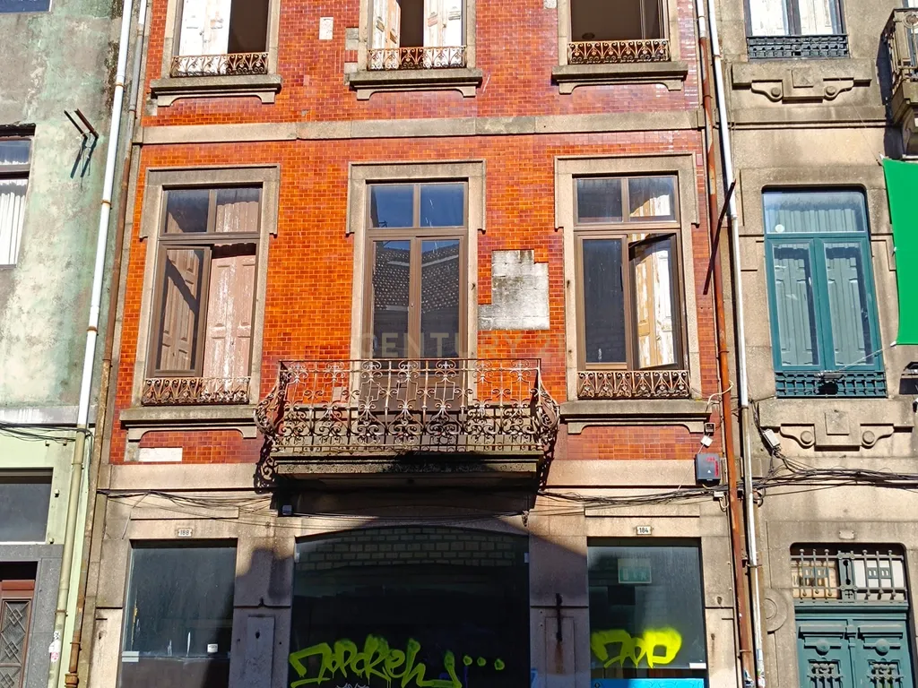 Prédio em zona premium na Baixa do Porto - Image 1