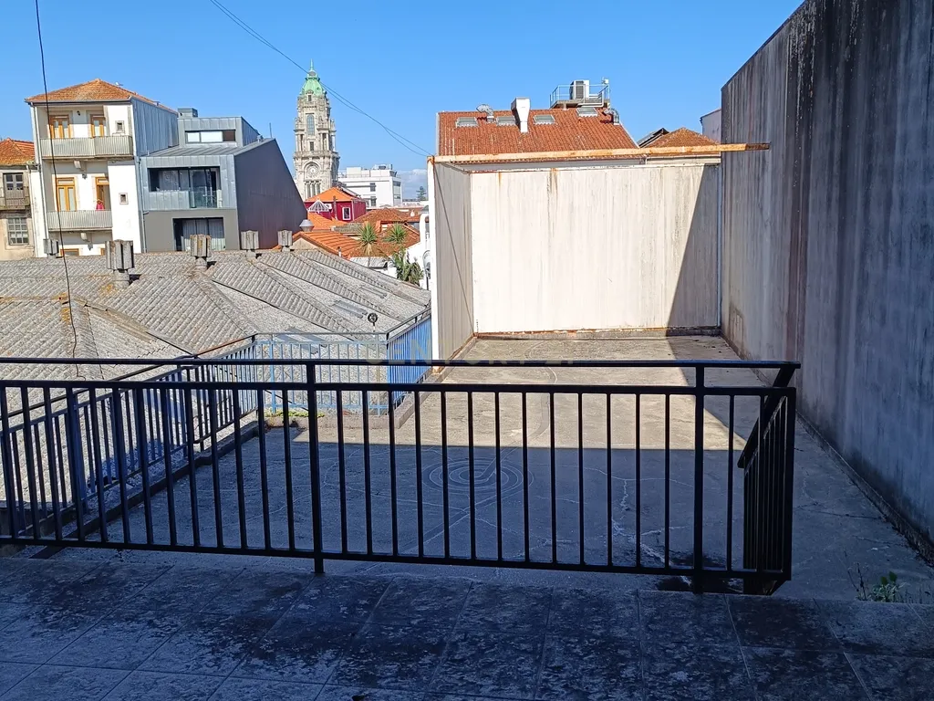 Prédio em zona premium na Baixa do Porto - Image 24