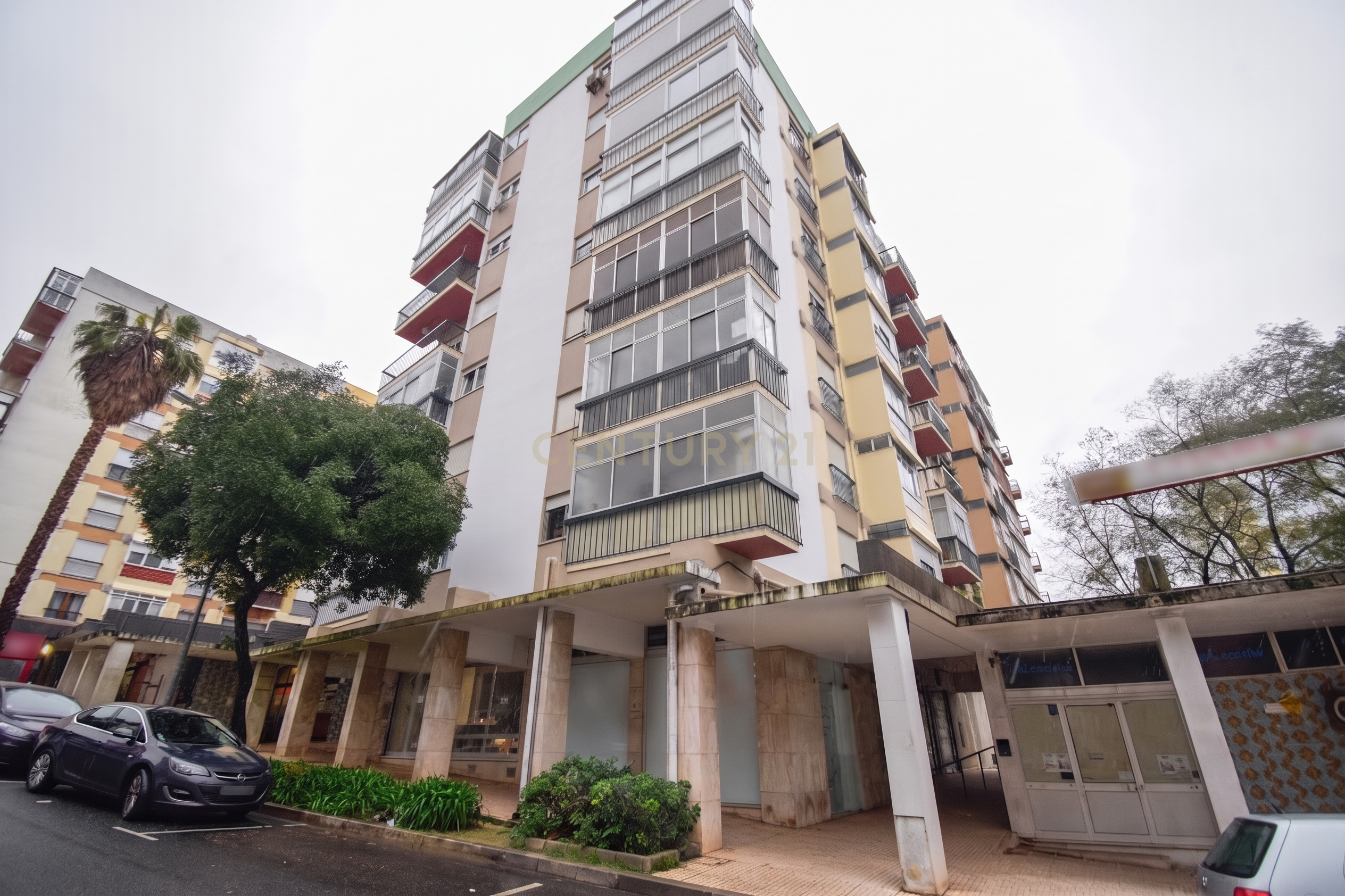 Loja para Arrendamento com 185 m² em Carnaxide — Pronta para Diversos Negócios